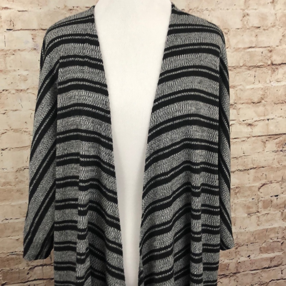 LuLaRoe Lindsay Kimono